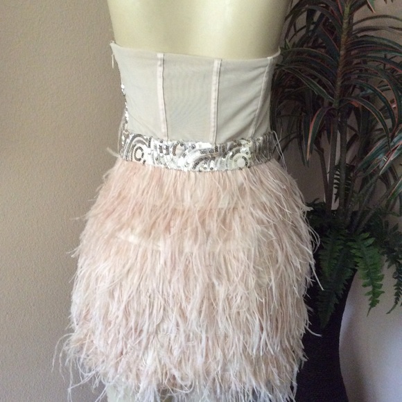 Stunning Bebe Feather Cocktail mini Dress – Sequins & feathers Glamorous Style - Picture 6 of 7